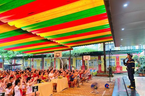 Quận Hoàng Mai trang bị kỹ năng PCCC và CNCH cho học sinh các cấp