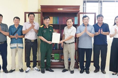 Tạp chí Văn nghệ Quân đội tặng tủ sách cho Thư viện cho huyện Thường Tín