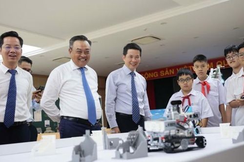 Chủ tịch UBND TP Trần Sỹ Thanh chung vui với thầy và trò Trường THCS Ngô Sĩ Liên trong ngày khai giảng