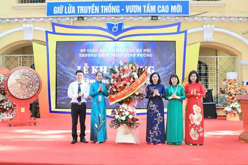 Phó Bí thư Thường trực Thành ủy Hà Nội dự lễ khai giảng tại Trường THPT Phan Đình Phùng