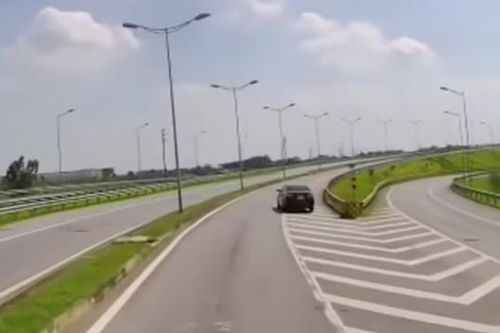 Xe ô tô đi lùi trên cao tốc Hà Nội - Thái Nguyên