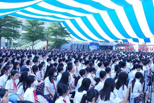 Niềm vui nhân đôi của học sinh quận Cầu Giấy trong ngày khai giảng