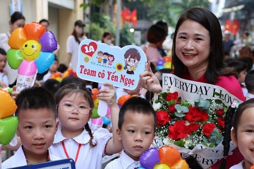 Thủ đô Hà Nội rộn ràng trong ngày 'Toàn dân đưa trẻ tới trường'