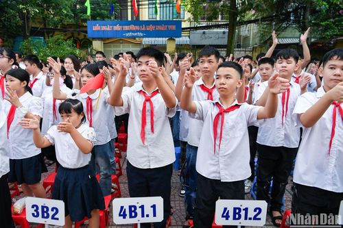 Lễ khai giảng đặc biệt của những học sinh hát quốc ca... bằng đôi tay