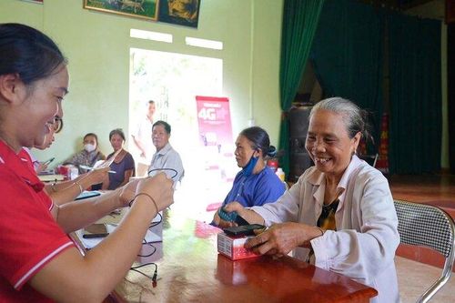 Thái Nguyên nỗ lực hỗ trợ người dân chuyển đổi điện thoại mạng 2G
