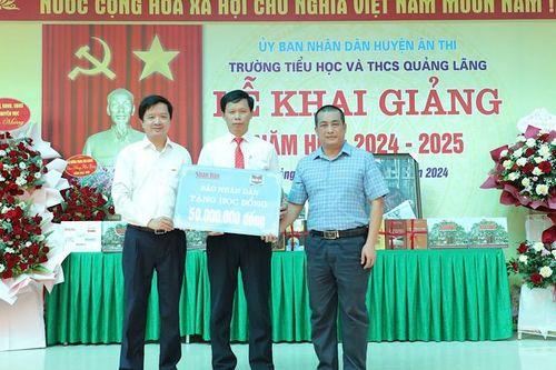 Báo Nhân Dân trao 50 suất học bổng tặng học sinh gia đình chính sách