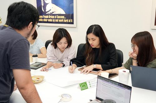 Sử dụng AI trong viết và biên dịch sách: tiện ích hay mối lo?