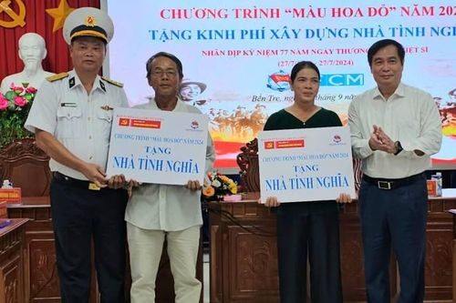 Ban Tuyên giáo Trung ương trao nhà tình nghĩa, tình thương tại Bến Tre