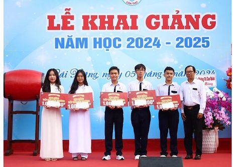 Cần Thơ trao học bổng, tặng quà học sinh có hoàn cảnh khó khăn