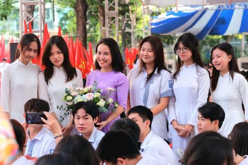 Thày trò trường chuyên Hà Nội - Amsterdam đón năm học mới