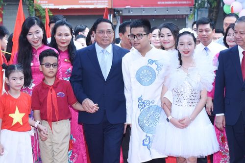 Thủ tướng chung vui lễ khai giảng tại ngôi trường đặc biệt ở Hà Nội