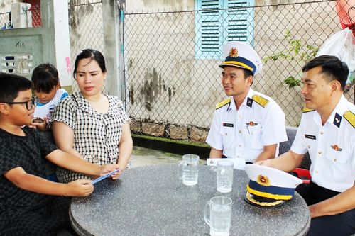 Tặng quà con ngư dân được Hải quân nhận đỡ đầu nhân dịp khai giảng năm học mới