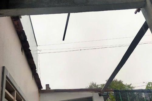 Bình Thuận: Mưa lớn làm tốc mái nhiều ngôi nhà, một người bị thương nặng