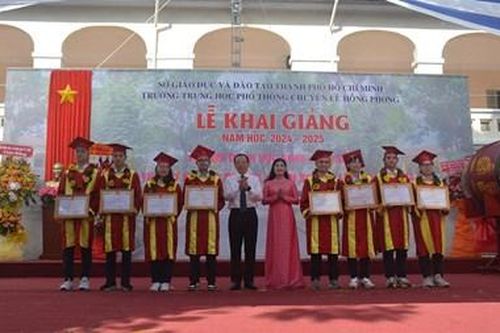 Học sinh cả nước vui đón năm học mới 2024-2025