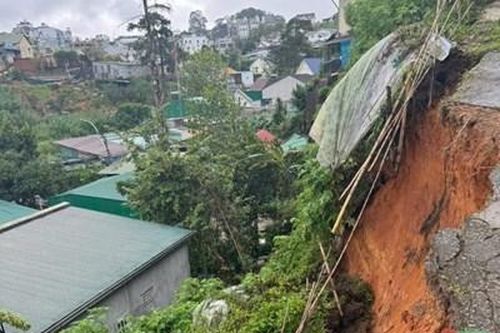 Di dời khẩn cấp 5 hộ dân do sạt lở đất tại Đà Lạt