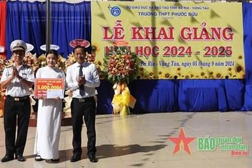 Hải đoàn 129 trao học bổng 'Nâng bước tương lai'
