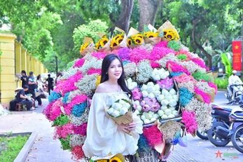 Phố Phan Đình Phùng, Hà Nội thu hút người dân đến chụp ảnh