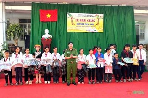 Huyện Mèo Vạc (Hà Giang): Tặng quà học sinh khó khăn nhân dịp khai giảng năm học mới