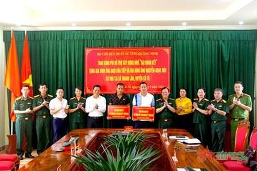 Bộ CHQS tỉnh Quảng Ninh: Trao tặng kinh phí xây 'Nhà Đại đoàn kết' tại huyện Cô Tô