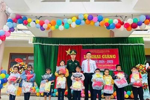 Tặng 100 suất quà trong ngày khai trường ở vùng biên giới Gari, Ch'ơm