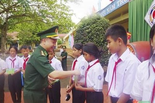 Bộ đội Biên phòng tỉnh Đắk Nông trao học bổng nhân dịp năm học mới