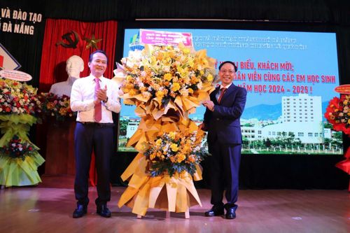Phó Bí thư Thường trực Thành ủy Đà Nẵng Nguyễn Đình Vĩnh dự Lễ Khai giảng năm học mới 2024-2025 tại trường THPT Chuyên Lê Quý Đôn