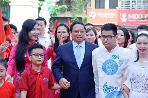 Thủ tướng Phạm Minh Chính dự Lễ khai giảng tại trường PTCS Nguyễn Đình Chiểu