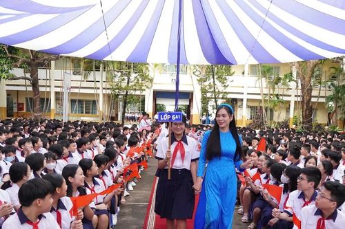 Trưởng Ban Tuyên giáo Thành ủy TPHCM dự khai giảng năm học mới tại Trường THCS Hoa Lư