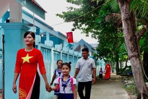 Rộn ràng khai giảng năm học mới ở Trường Sa