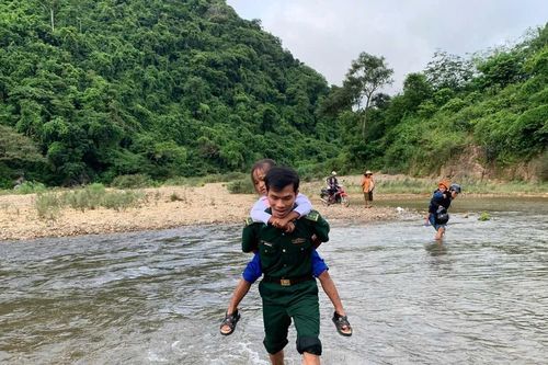 Lính Biên phòng cõng học sinh vùng biên vượt suối đi khai giảng