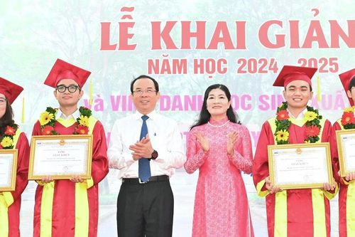 Bí thư Thành ủy TPHCM Nguyễn Văn Nên dự lễ khai giảng tại Trường THPT chuyên Lê Hồng Phong