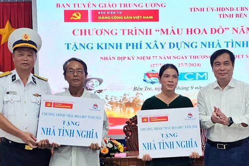 Ban Tuyên giáo Trung ương trao nhà tình nghĩa, tình thương tại Bến Tre