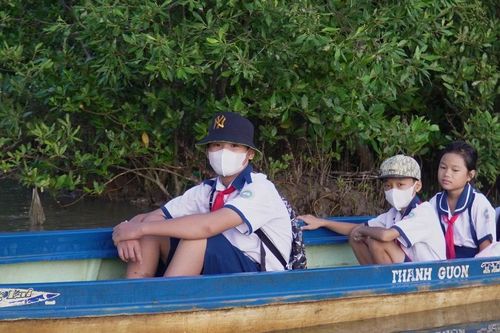 Học sinh vùng cực Nam Tổ quốc đến trường dự khai giảng bằng vỏ lãi