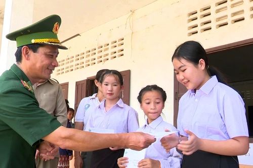 Bộ đội Biên phòng tiếp sức học sinh nghèo vùng biên Hà Tĩnh và Lào đến trường