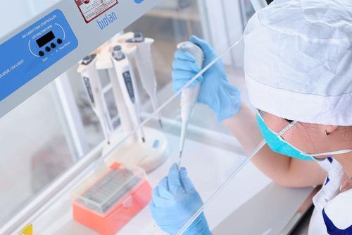 Mang tóc đi xét nghiệm ADN, người đàn ông U60 bật khóc