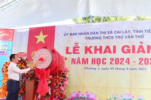 Trưởng Ban Tuyên giáo Trung ương Nguyễn Trọng Nghĩa dự lễ khai giảng tại Tiền Giang