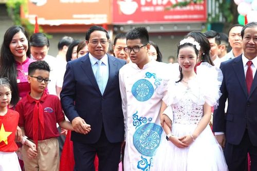 Thủ tướng chung vui khai giảng tại ngôi trường đặc biệt của Thủ đô