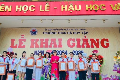 Nhiều phần quà ý nghĩa cho học sinh có hoàn cảnh khó khăn nhân dịp năm học mới
