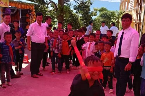 Vui với trò chơi dân gian bắt nhịp năm học mới