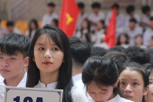 Nữ sinh rạng ngời, tinh khôi trong ngày khai giảng