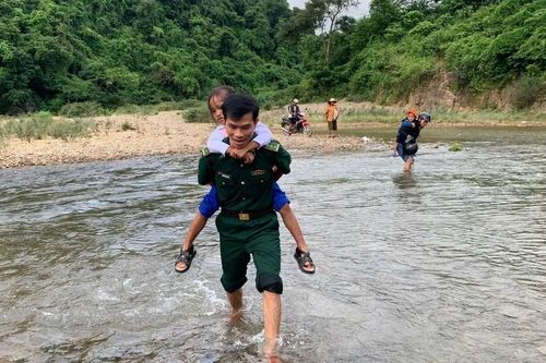 Chiến sĩ biên phòng đến nhà động viên, cõng học sinh qua suối đi khai giảng