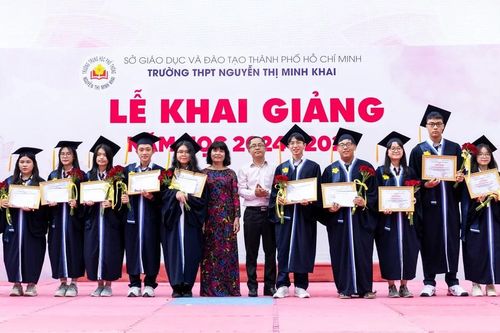 Những suất học bổng ý nghĩa trao tặng học sinh dịp khai giảng năm học mới