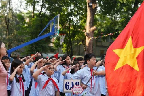 Khai giảng ngập sắc đỏ, tiếng cười