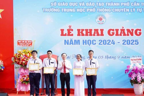 Bí thư Thành ủy Cần Thơ dự khai giảng năm học mới tại Trường THPT chuyên Lý Tự Trọng