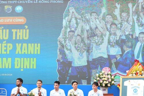 Nhà vô địch V-League 2023/2024 tới dự khai giảng ở trường chuyên Lê Hồng Phong Nam Định
