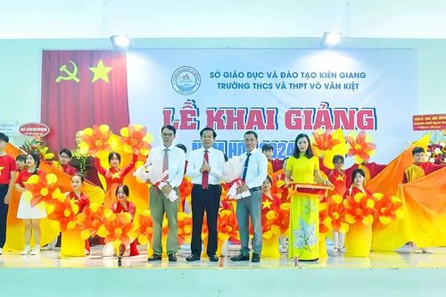 Bí thư Tỉnh ủy Kiên Giang dự lễ khai giảng năm học mới tại Trường THCS&THPT Võ Văn Kiệt