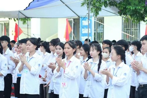 Lễ khai giảng xúc động tại ngôi trường khó khăn nhất Hà Nội