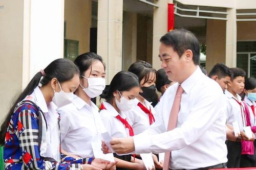 Bí thư Tỉnh ủy Hậu Giang trao học bổng cho học sinh Trường PT Dân tộc nội trú Him Lam