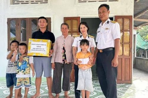 Vùng 4 Hải quân nhận đỡ đầu con ngư dân