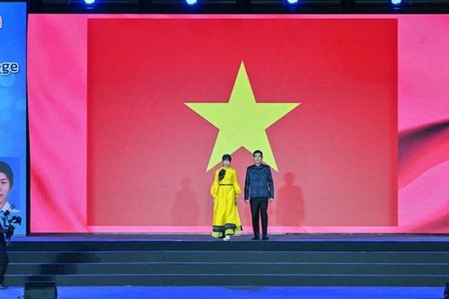 Đại sứ Việt Nam tại Thái Lan cùng phu nhân trình diễn trang phục truyền thống chất liệu lụa Thái